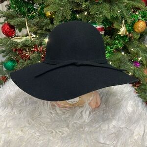 This brand new LULU hat from Nordstrom one size is a must have for all seasons!